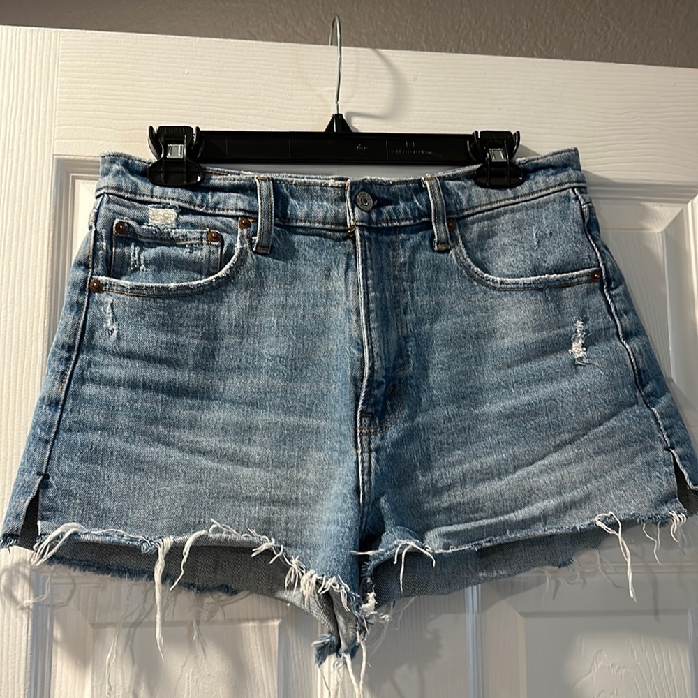 DONATING SOON - MAKE AN OFFER! Abercrombie and Fitch High Rise Mom Short